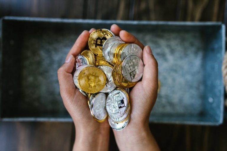 Złoto – Twój Sprzymierzeniec w Trudnych Czasach: Inwestuj w Srebrne i Złote Monety Bulionowe!
